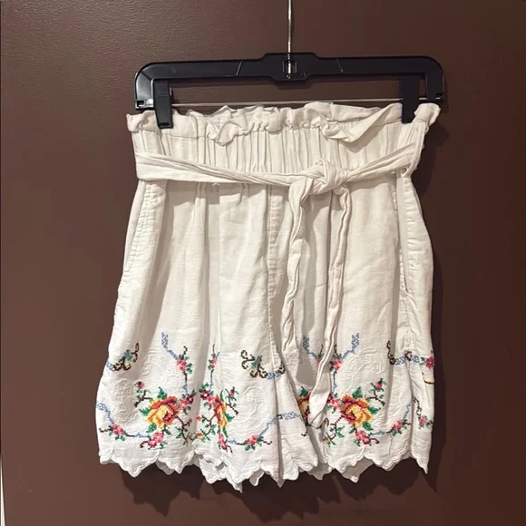 Place Nationale Embroidered Floral White Shorts